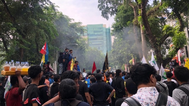 Demonstrasi Berujung Ricuh di DPRD Sumatera Utara, Mahasiswa Tolak Kenaikan Tunjangan DPR