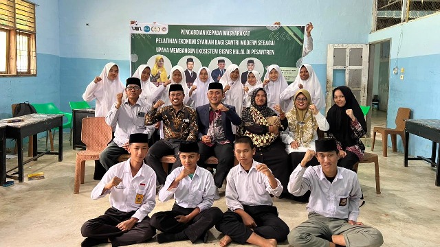 Pengabdian Kepada Masyarakat Mahasiswa S2 Ekonomi Syariah FEBI UINSU, Fahmi Huseini Lubis turun mengedukasikan Santri Fajrul Iman