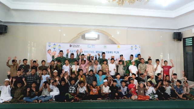 Yayasan Baitul Maal (YBM) PLN bersama Muhammadiyah Ranting Medan Krio memberi Bantuan kepada difabel dan khitan 64 anak kurang mampu