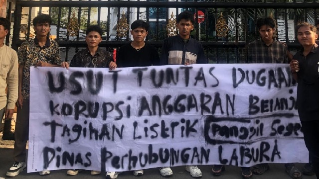 Puluhan Mahasiswa Labura Geruduk Kejatisu, Desak Pengusutan Dugaan Mark-Up Anggaran Listrik PJU DISHUB LABURA